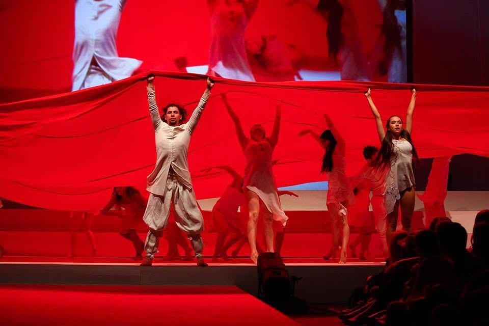 Lic. Ismael Infante en escena — coreografía con tela roja